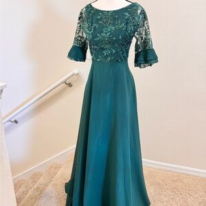 Elegant Green Lace Evening Gown